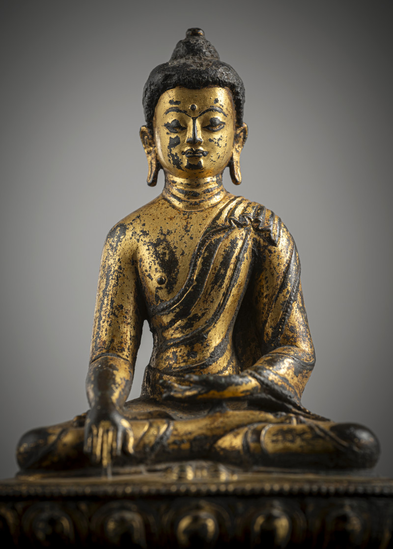 A GILT-BRONZE FIGURE OF BUDDHA SHAKYAMUNI - 图3