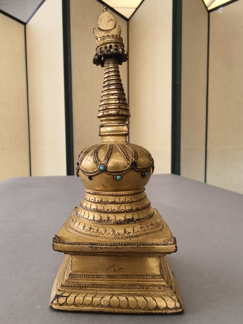 A GILT-BRONZE STUPA - 图17