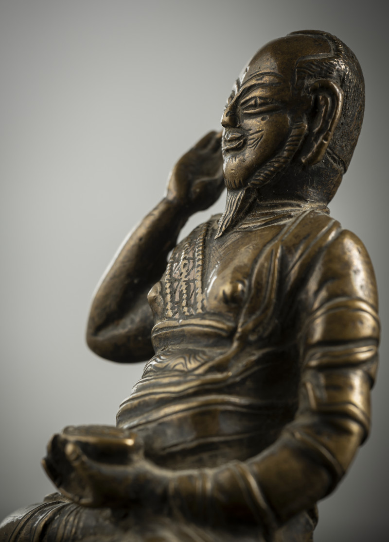 A BRONZE FIGURE OF A LAMA, POSSIBLY MILAREPA - 图4