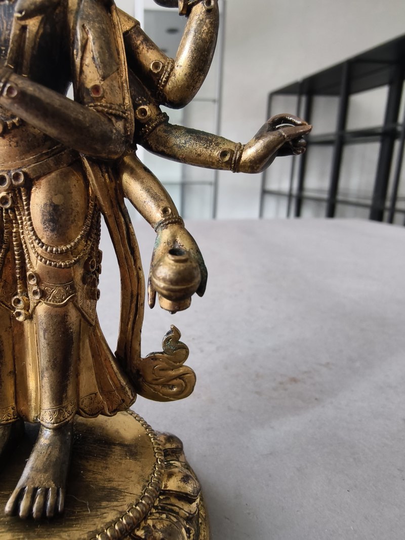 A GILT-BRONZE FIGURE OF EKADASHALOKESHVARA - 图6