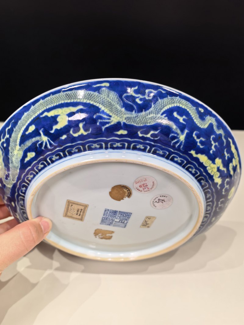 清乾隆 青花地黄彩云龙纹盘一对 - 图23