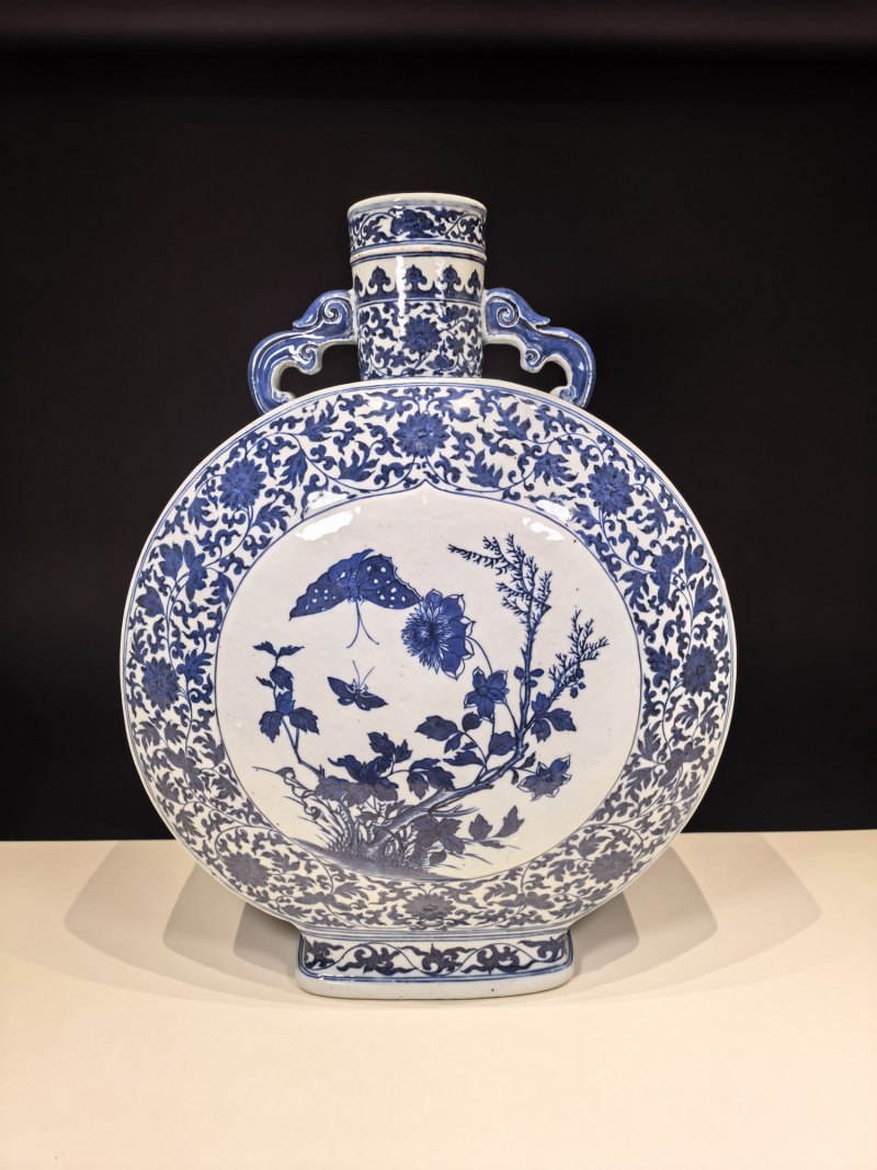 清乾隆 青花缠枝莲开光花鸟纹双耳抱月瓶 - 图3