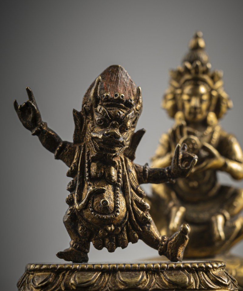 TWO GILT-BRONZE FIGURINES OF A LOCAL DIVINITY AND YAMA - 图5