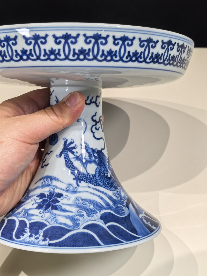 清乾隆 青花海水江崖鱼化龙纹高足盘 - 图4