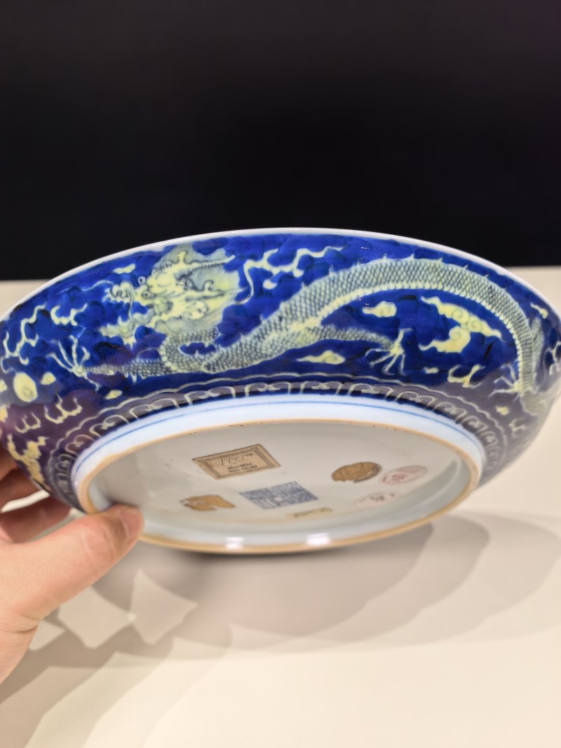 清乾隆 青花地黄彩云龙纹盘一对 - 图24