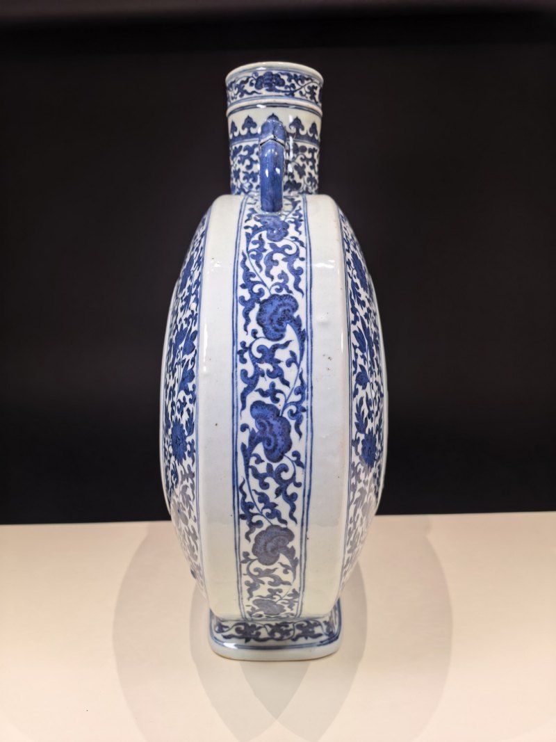 清乾隆 青花缠枝莲开光花鸟纹双耳抱月瓶 - 图4