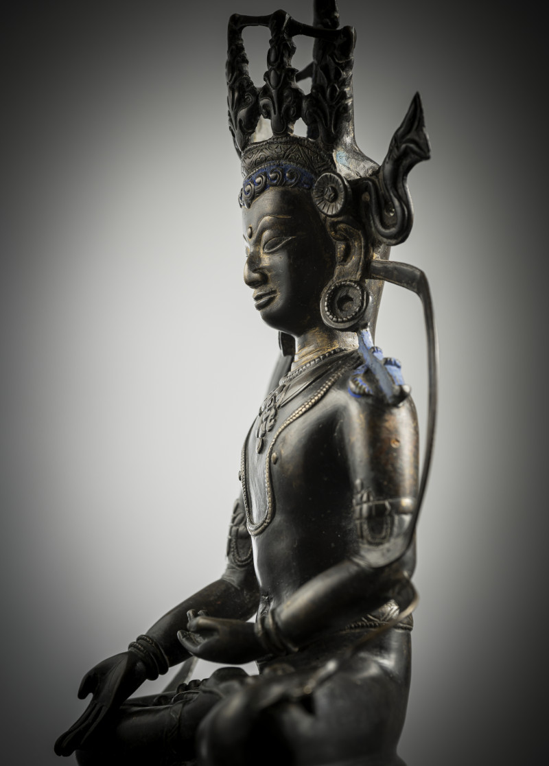 A BRONZE FIGURE OF RATNASAMBHAVA - 图4