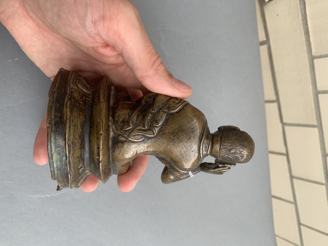 A BRONZE FIGURE OF A LAMA, POSSIBLY MILAREPA - 图8