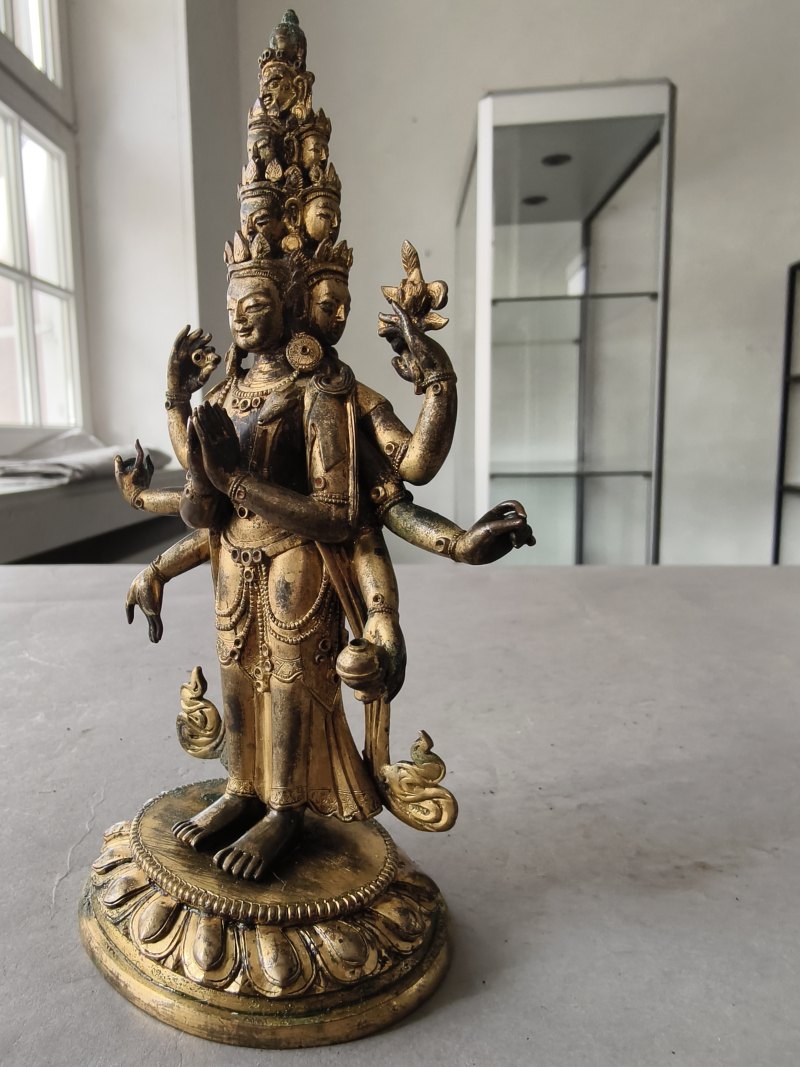A GILT-BRONZE FIGURE OF EKADASHALOKESHVARA - 图12