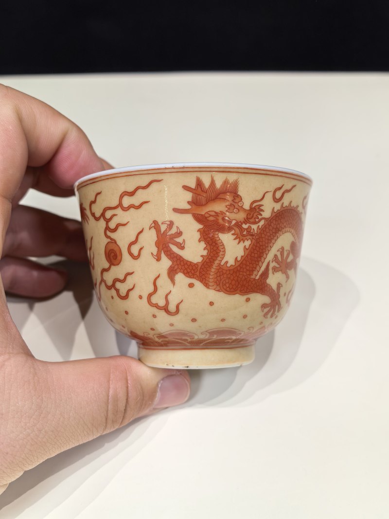 清咸丰 黄地矾红龙纹杯 - 图2