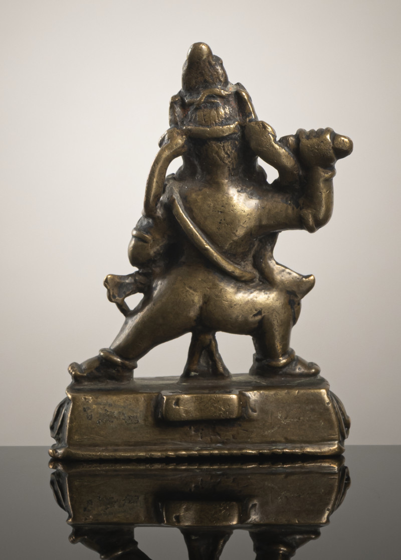 A BRONZE FIGURINE OF VAJRAPANI - 图2