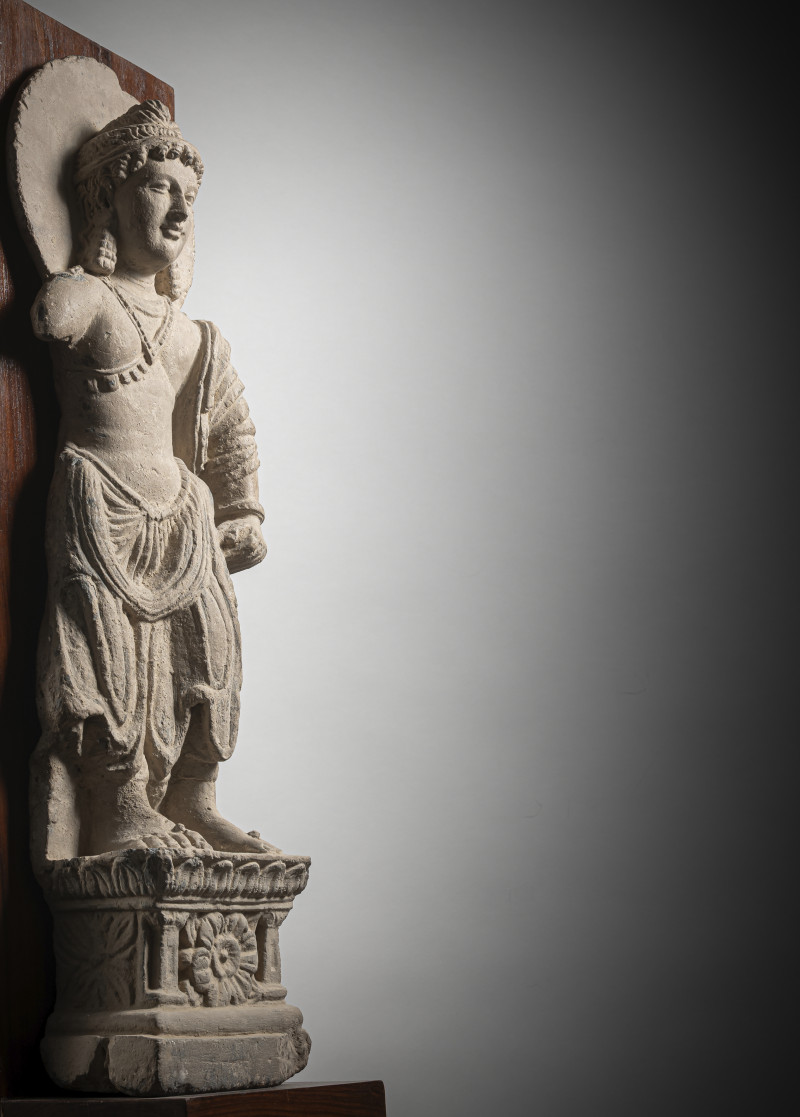A FINE GREY SCHIST FIGURE OF A BODHISATTVA - 图2