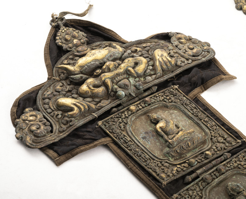 A PAIR OF TEMPLE BANNERS - 图2