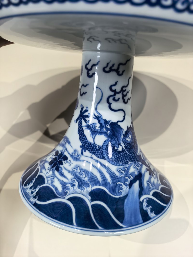 清乾隆 青花海水江崖鱼化龙纹高足盘 - 图7