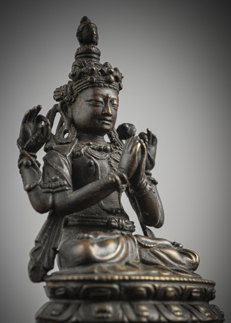 A BRONZE FIGURE OF SADAKSHARILOKESHVARA - 图3