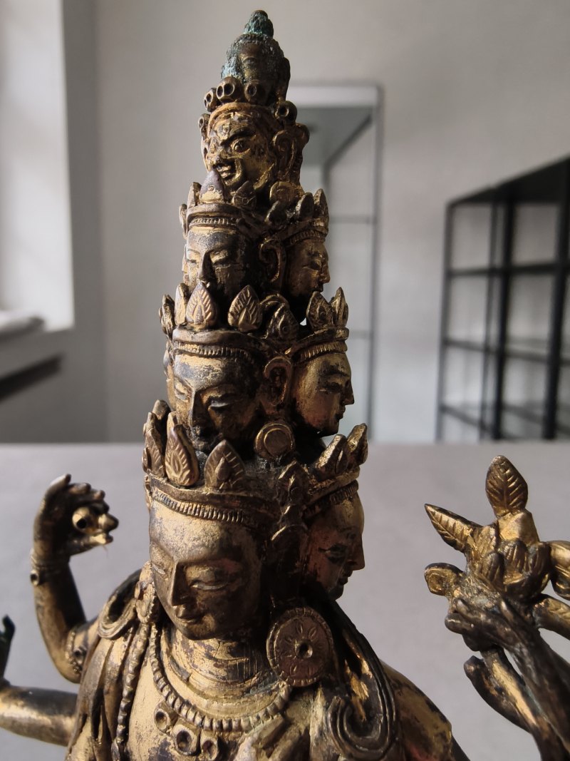 A GILT-BRONZE FIGURE OF EKADASHALOKESHVARA - 图15