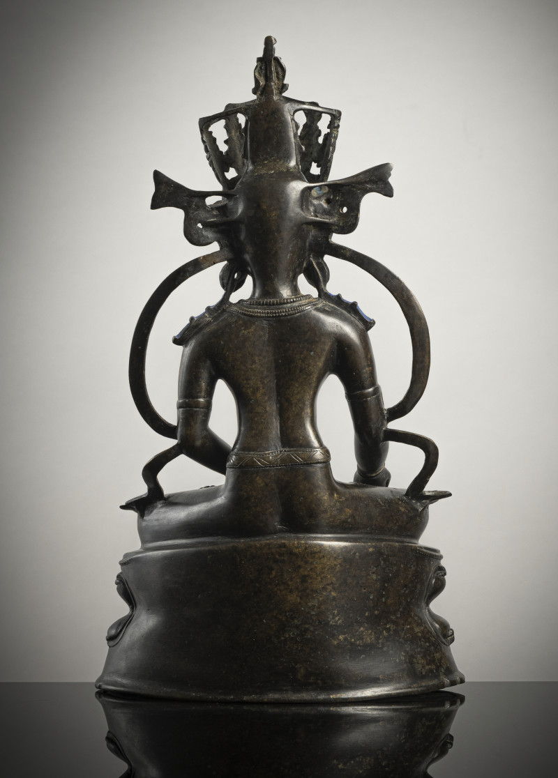A BRONZE FIGURE OF RATNASAMBHAVA - 图2