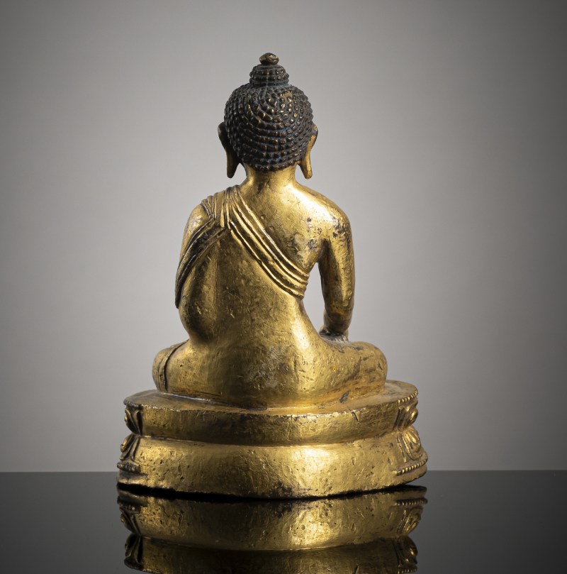 A GILT-BRONZE FIGURE OF BUDDHA SHAKYAMUNI - 图2