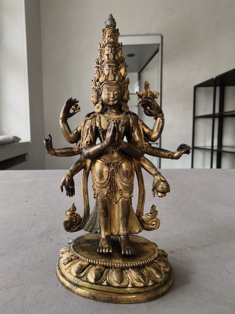 A GILT-BRONZE FIGURE OF EKADASHALOKESHVARA - 图10