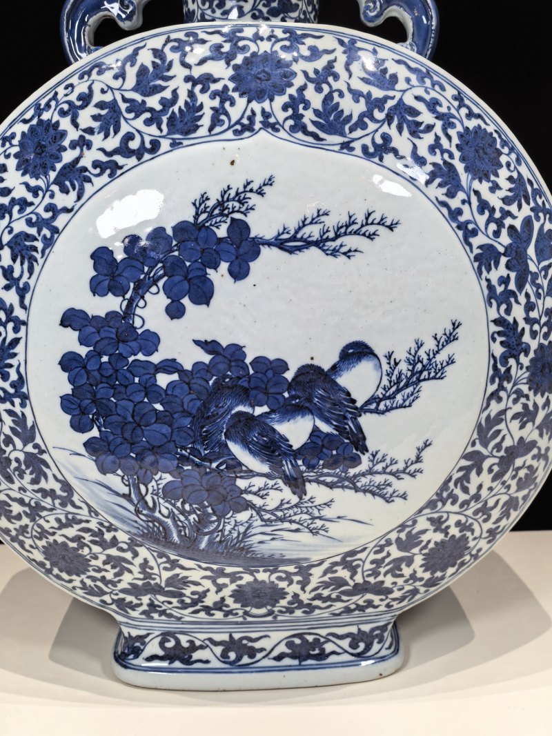 清乾隆 青花缠枝莲开光花鸟纹双耳抱月瓶 - 图8