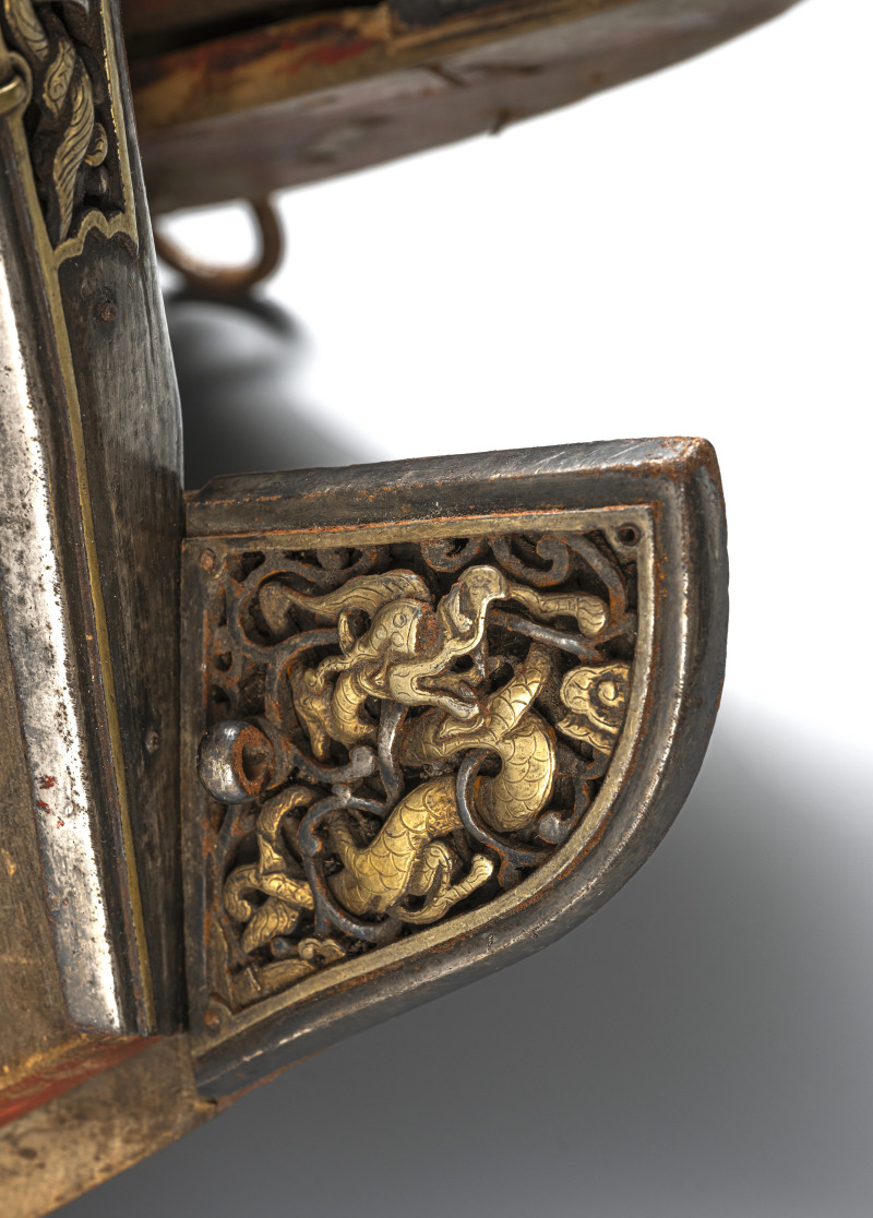 A RARE PARCEL GILT-IRON AND WOOD SADDLE WITH MOVABLE DERGE FITTINGS - 图4