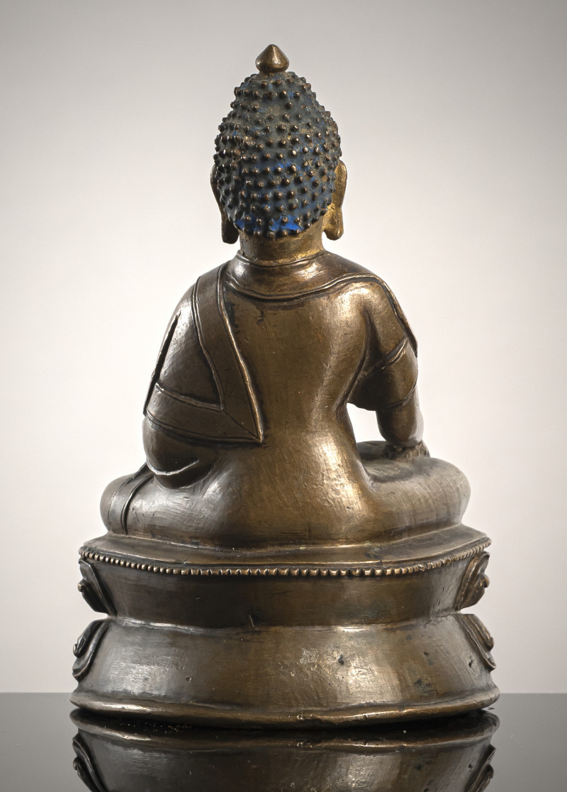 A BRONZE FIGURE OF BUDDHA SHAKYAMUNI - 图2