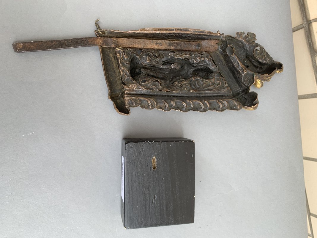 A GILT-COPPER EMBOSSED THRONE SECTION - 图10