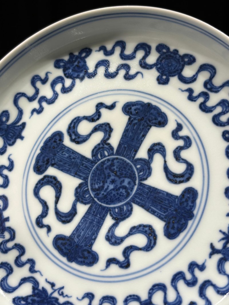 清乾隆 青花绶带八吉祥宝杵纹镗锣洗 - 图6