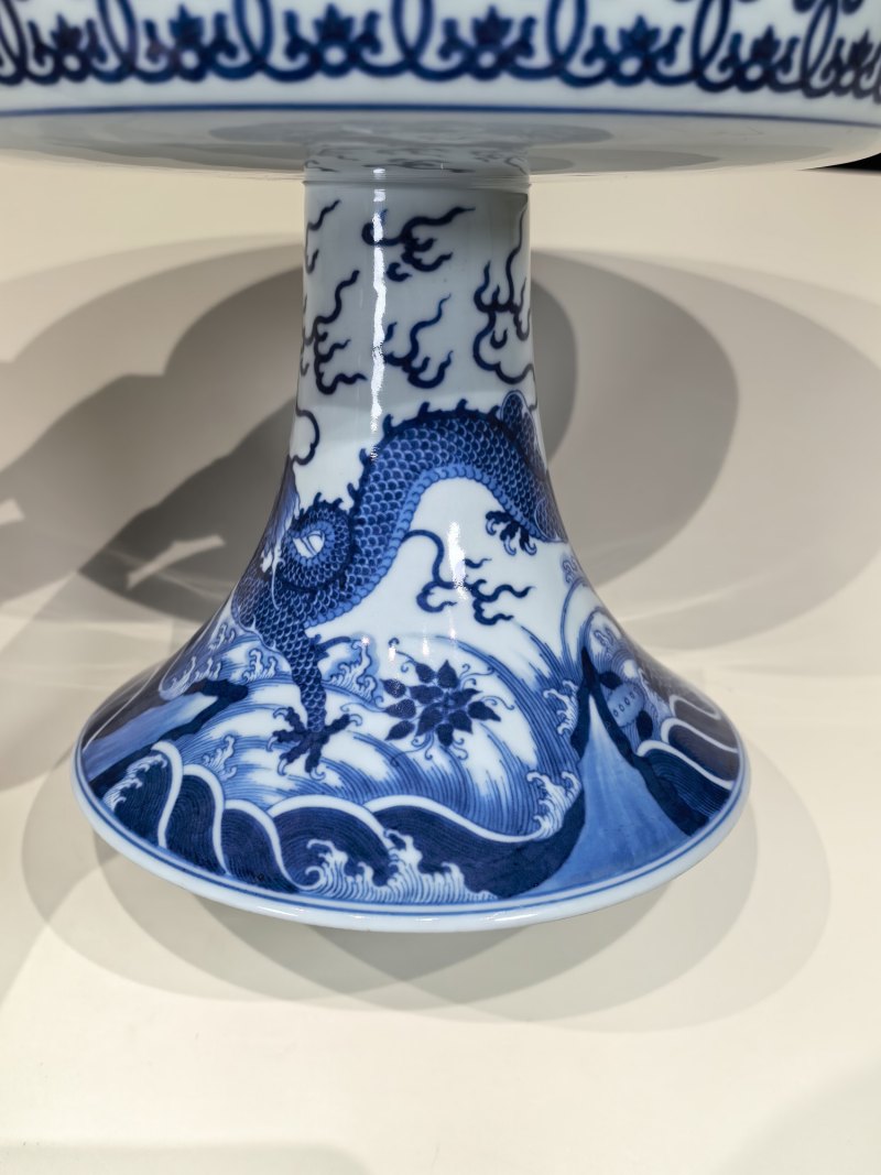 清乾隆 青花海水江崖鱼化龙纹高足盘 - 图9