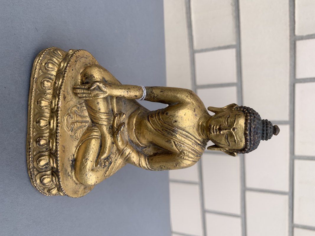 A GILT-BRONZE FIGURE OF BUDDHA SHAKYAMUNI - 图5