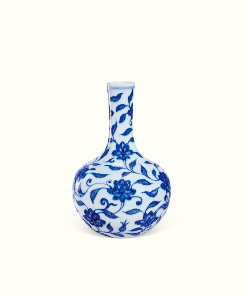 清雍正 青花缠枝花卉纹天球瓶