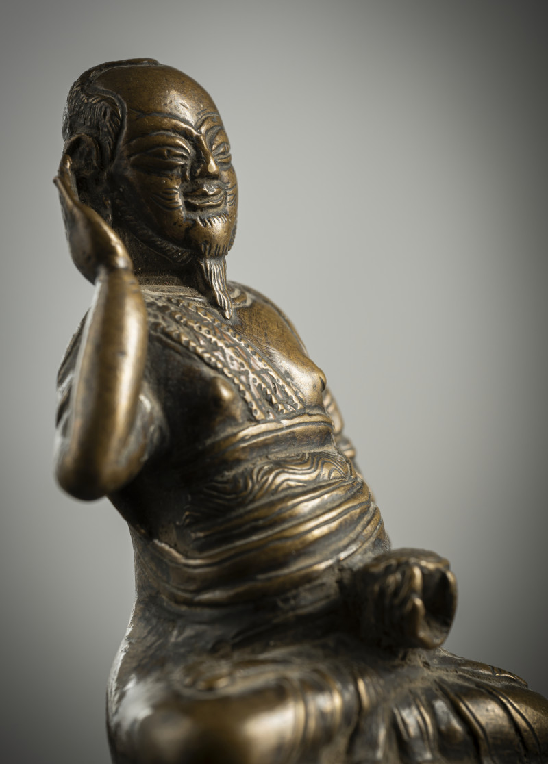 A BRONZE FIGURE OF A LAMA, POSSIBLY MILAREPA - 图5