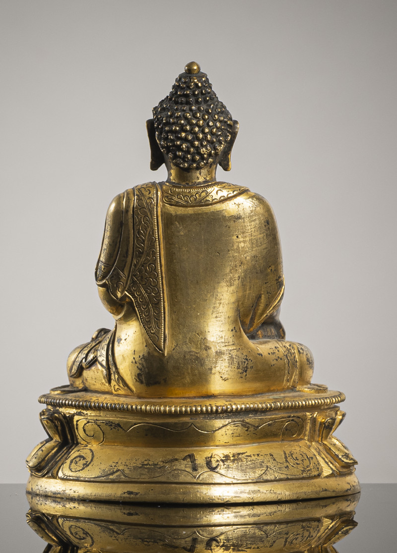 A GILT-BRONZE FIGURE OF BUDDHA SHAKYAMUNI - 图2