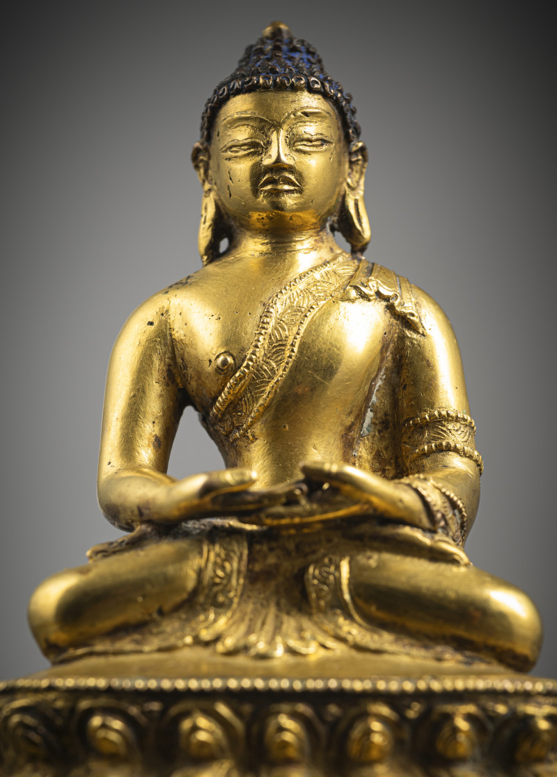 A GILT-BRONZE FIGURE OF BUDDHA SHAKYAMUNI - 图5