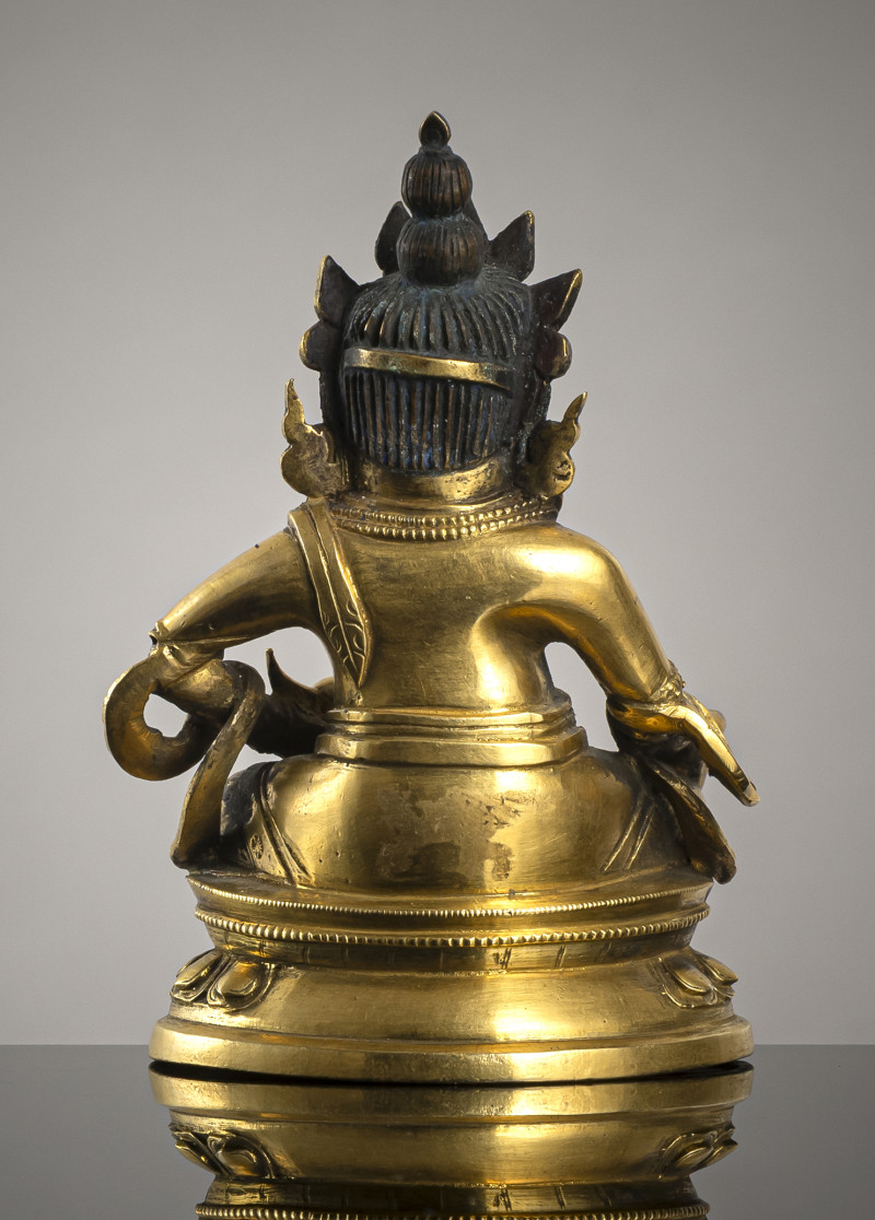 A GILT-BRONZE FIGURE OF VAISHRAVANA - 图2