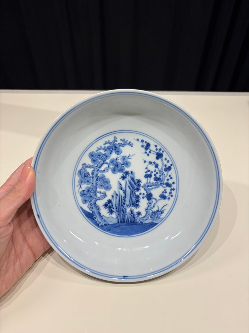 清乾隆 青花内岁寒三友外婴戏图盘 - 图3