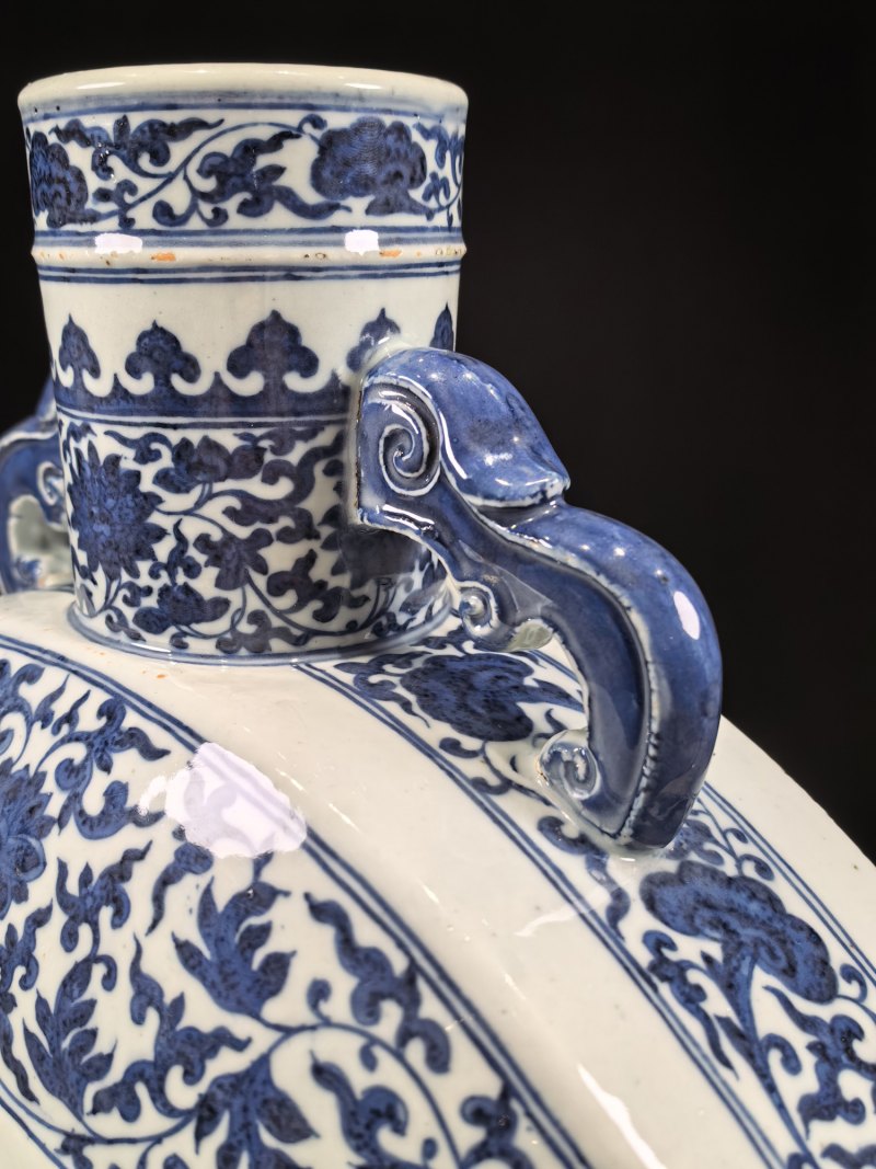清乾隆 青花缠枝莲开光花鸟纹双耳抱月瓶 - 图11