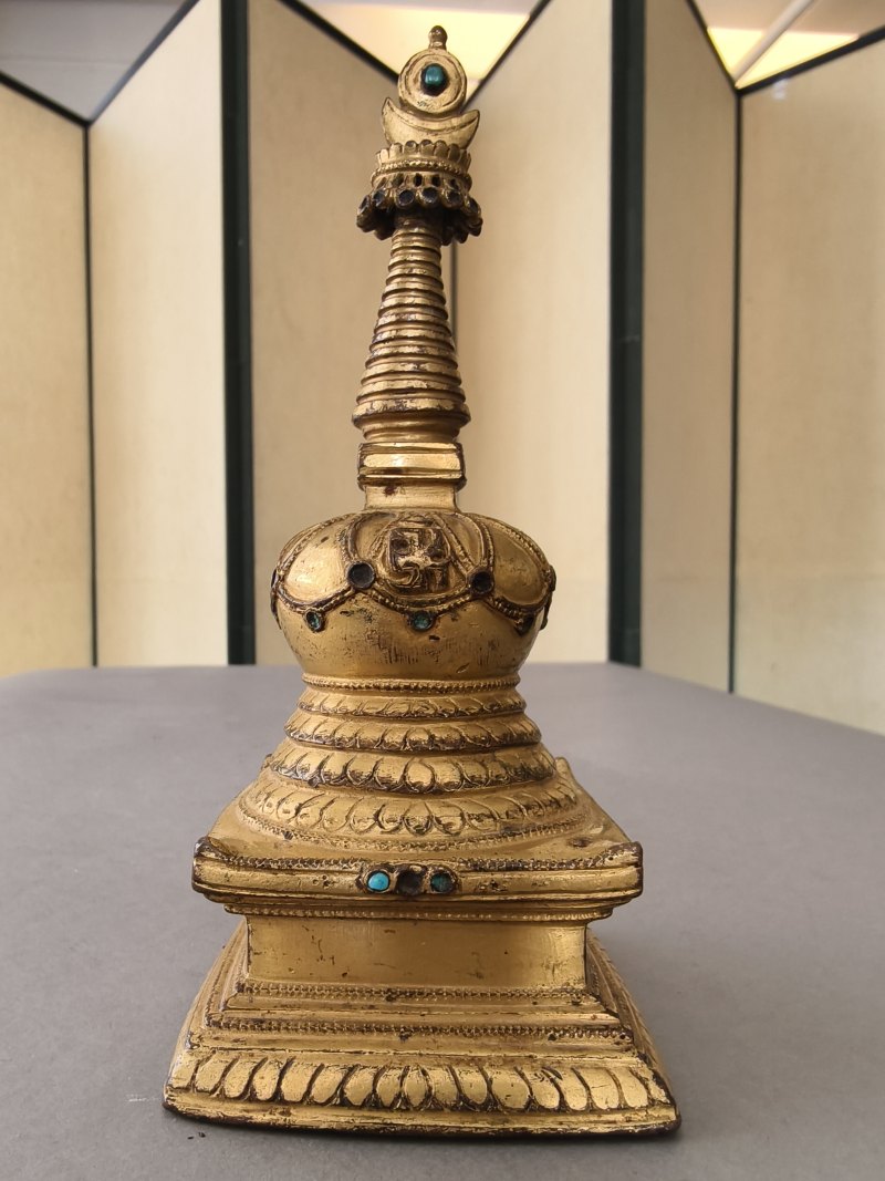 A GILT-BRONZE STUPA - 图19