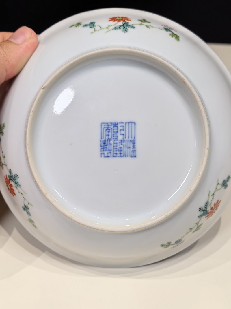 清乾隆 粉彩安居乐业图盘一对 - 图10