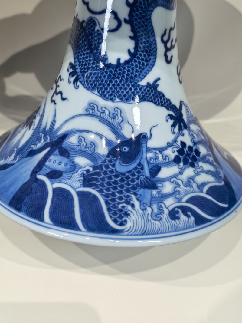 清乾隆 青花海水江崖鱼化龙纹高足盘 - 图12