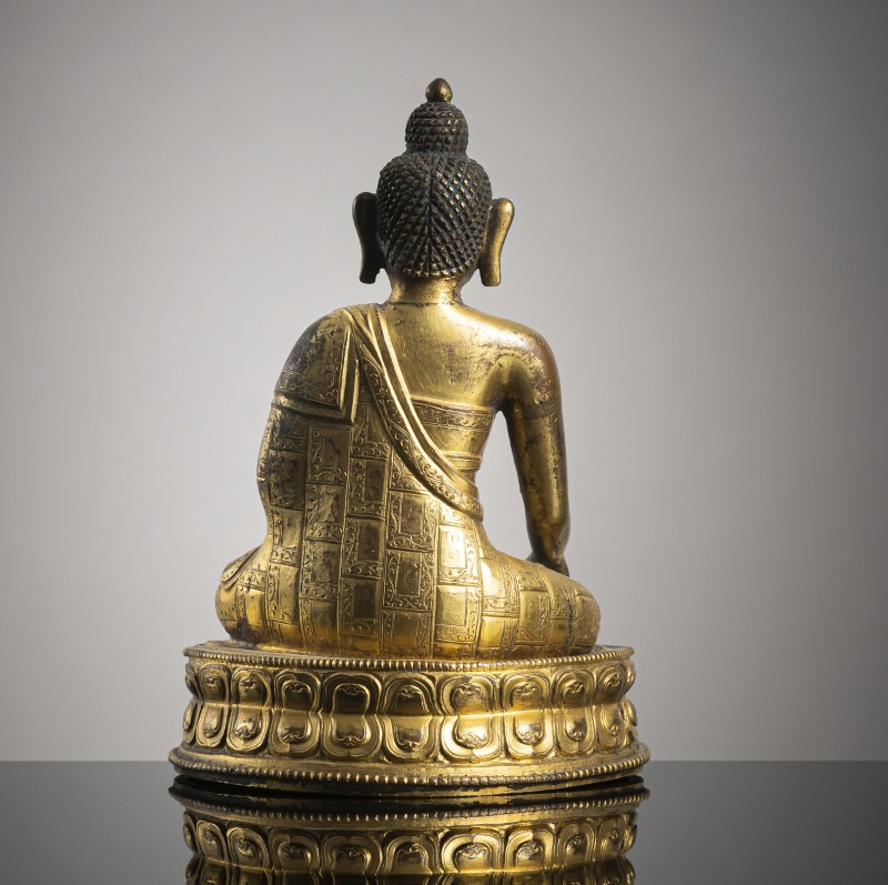 A GILT-BRONZE FIGURE OF BUDDHA SHAKYAMUNI - 图2