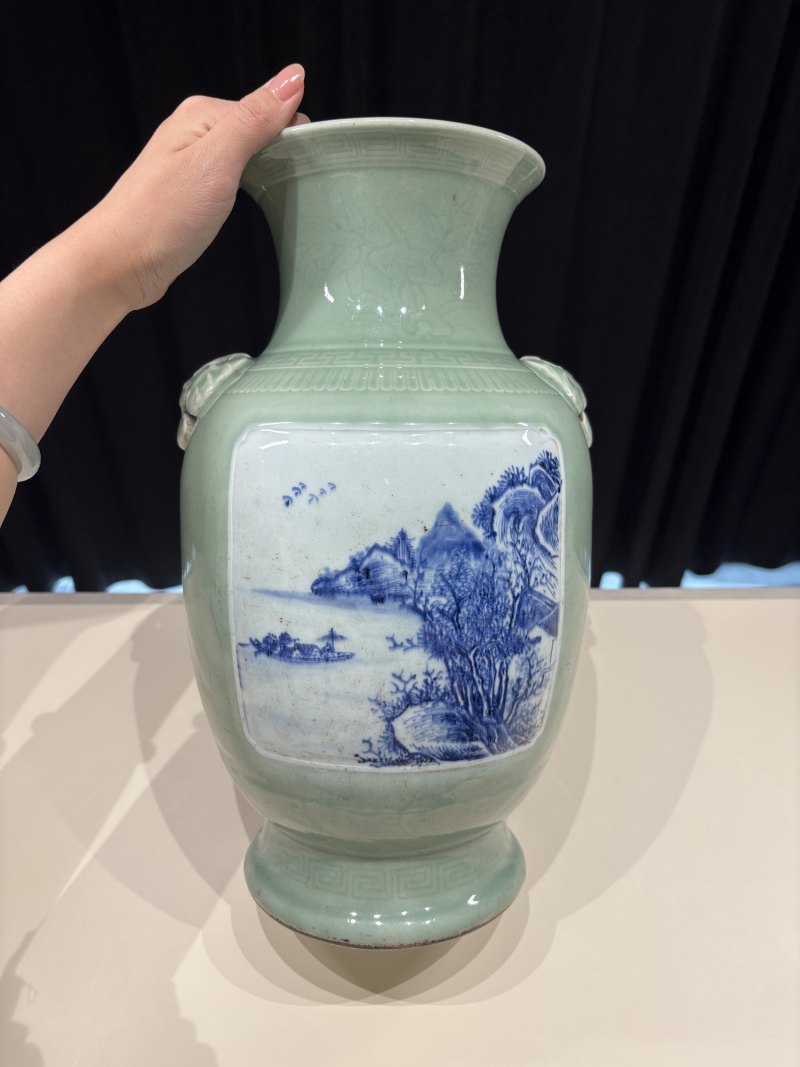 清乾隆 青花釉里红开光山水诗文蝠耳铺首尊 - 图5