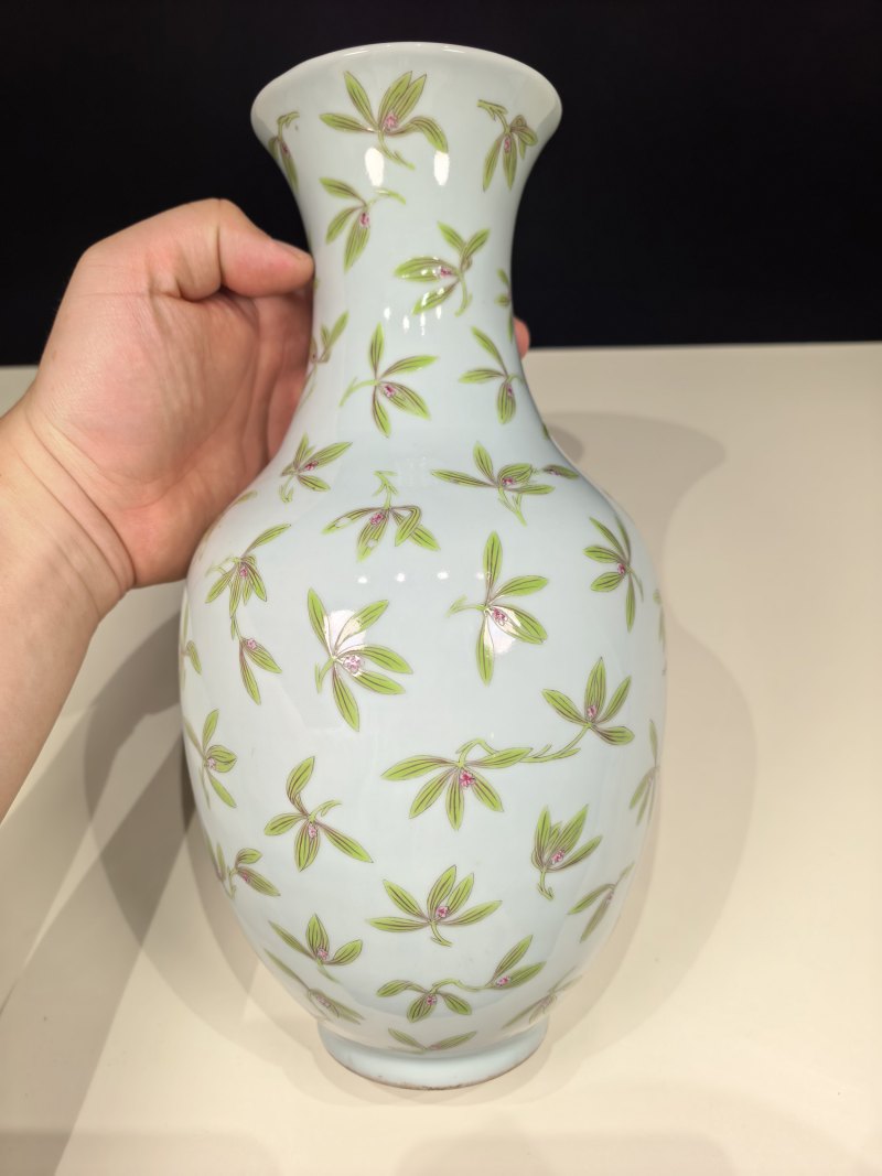 清道光 粉彩兰花纹瓶一对 - 图5