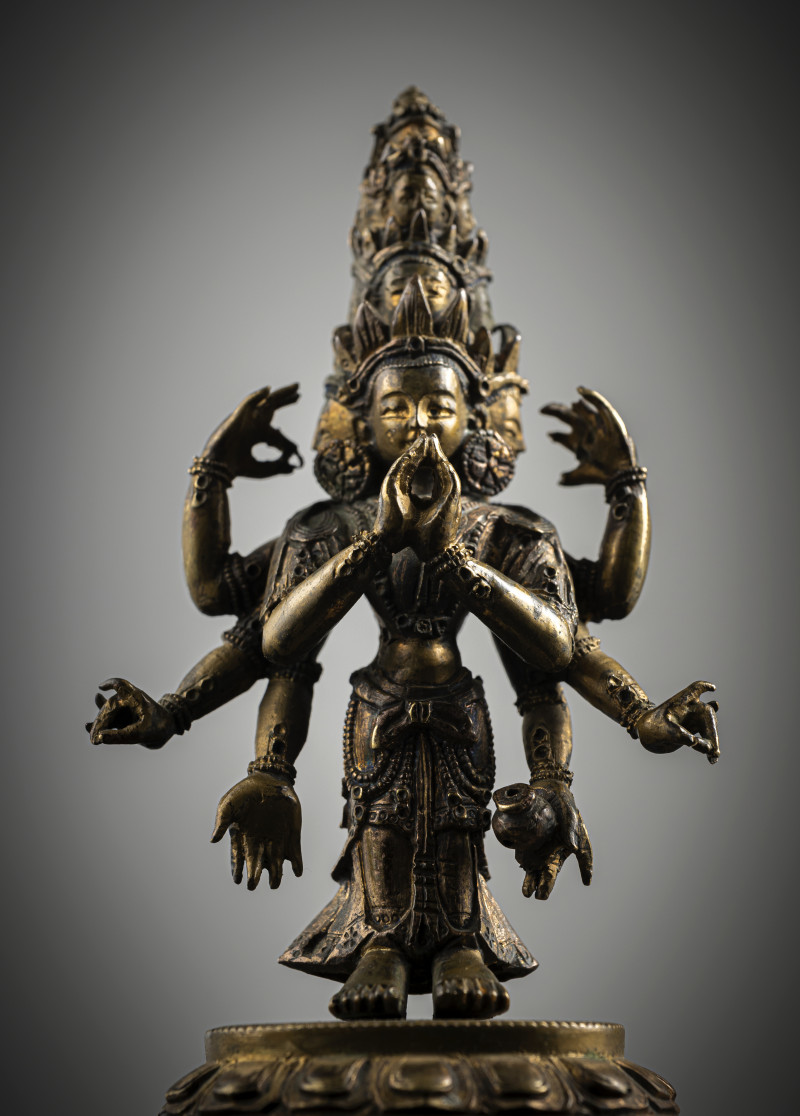 A GILT-BRONZE FIGURE OF EKADASHALOKESHVARA - 图5