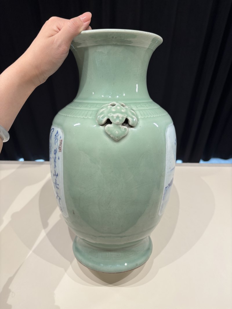 清乾隆 青花釉里红开光山水诗文蝠耳铺首尊 - 图6
