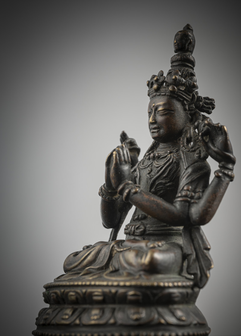 A BRONZE FIGURE OF SADAKSHARILOKESHVARA - 图4
