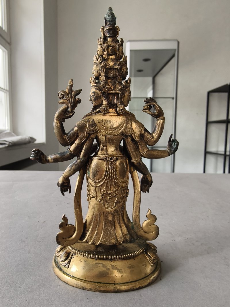 A GILT-BRONZE FIGURE OF EKADASHALOKESHVARA - 图11