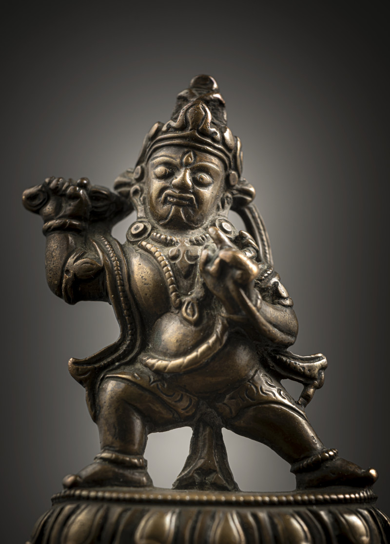 A BRONZE FIGURINE OF VAJRAPANI - 图3
