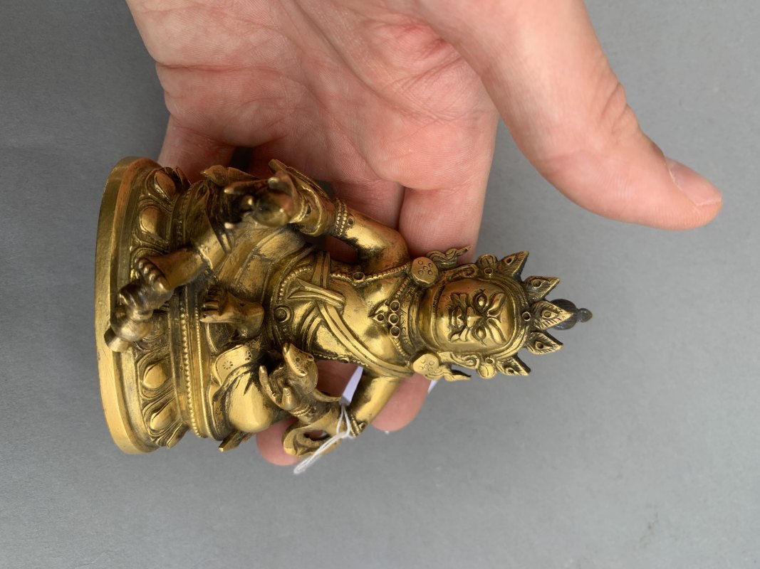 A GILT-BRONZE FIGURE OF VAISHRAVANA - 图6