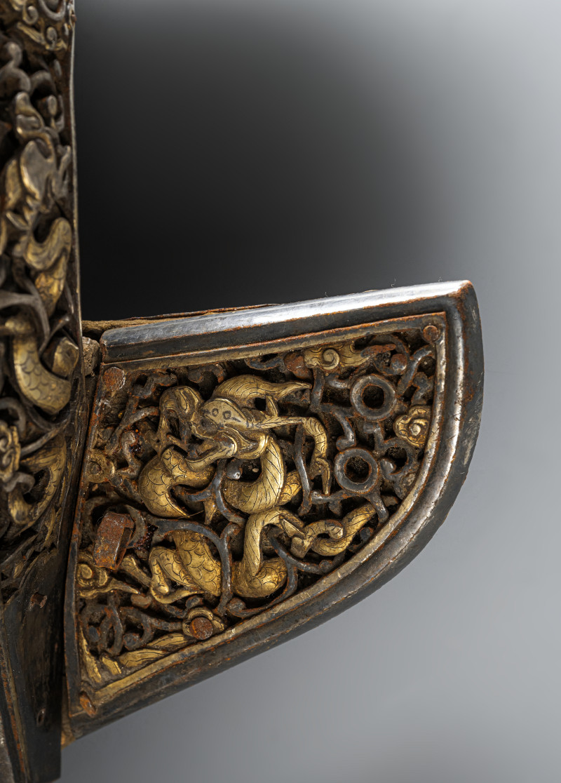 A RARE PARCEL GILT-IRON AND WOOD SADDLE WITH MOVABLE DERGE FITTINGS - 图7